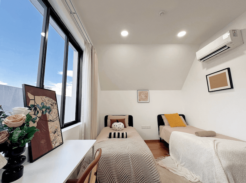 Deluxe Twin Share Room - Private Bathroom - High Floor