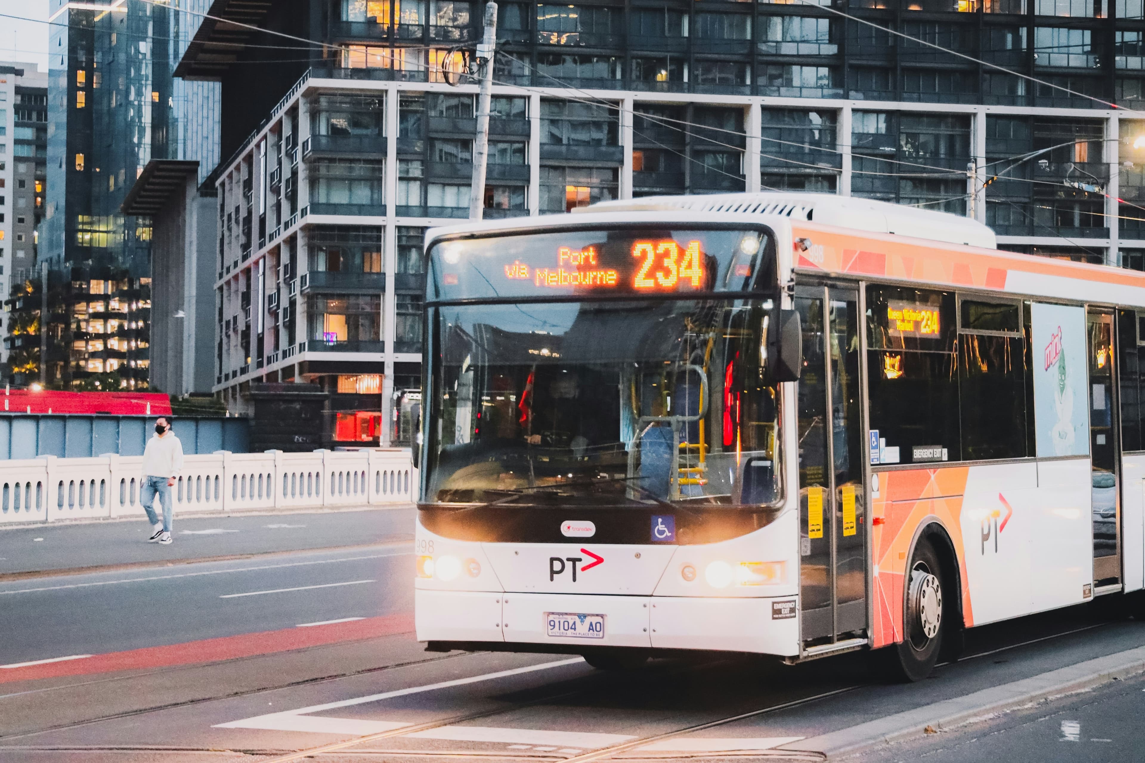 🚌 公交巴士（Bus）